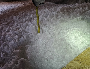 Zateplení stropu bytového domu pomocí foukané izolace